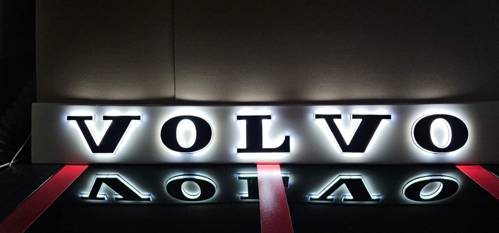 Volvo sign illuminated (orange or white)