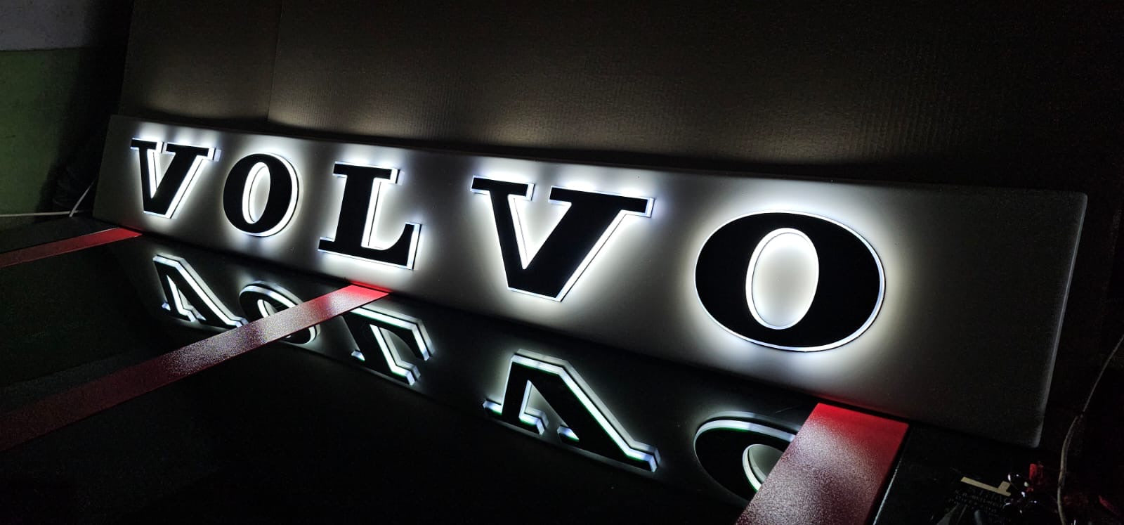 Volvo sign illuminated (orange or white)