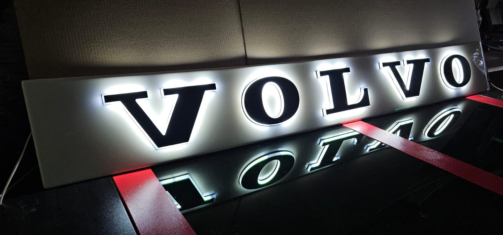 Volvo sign illuminated (orange or white)