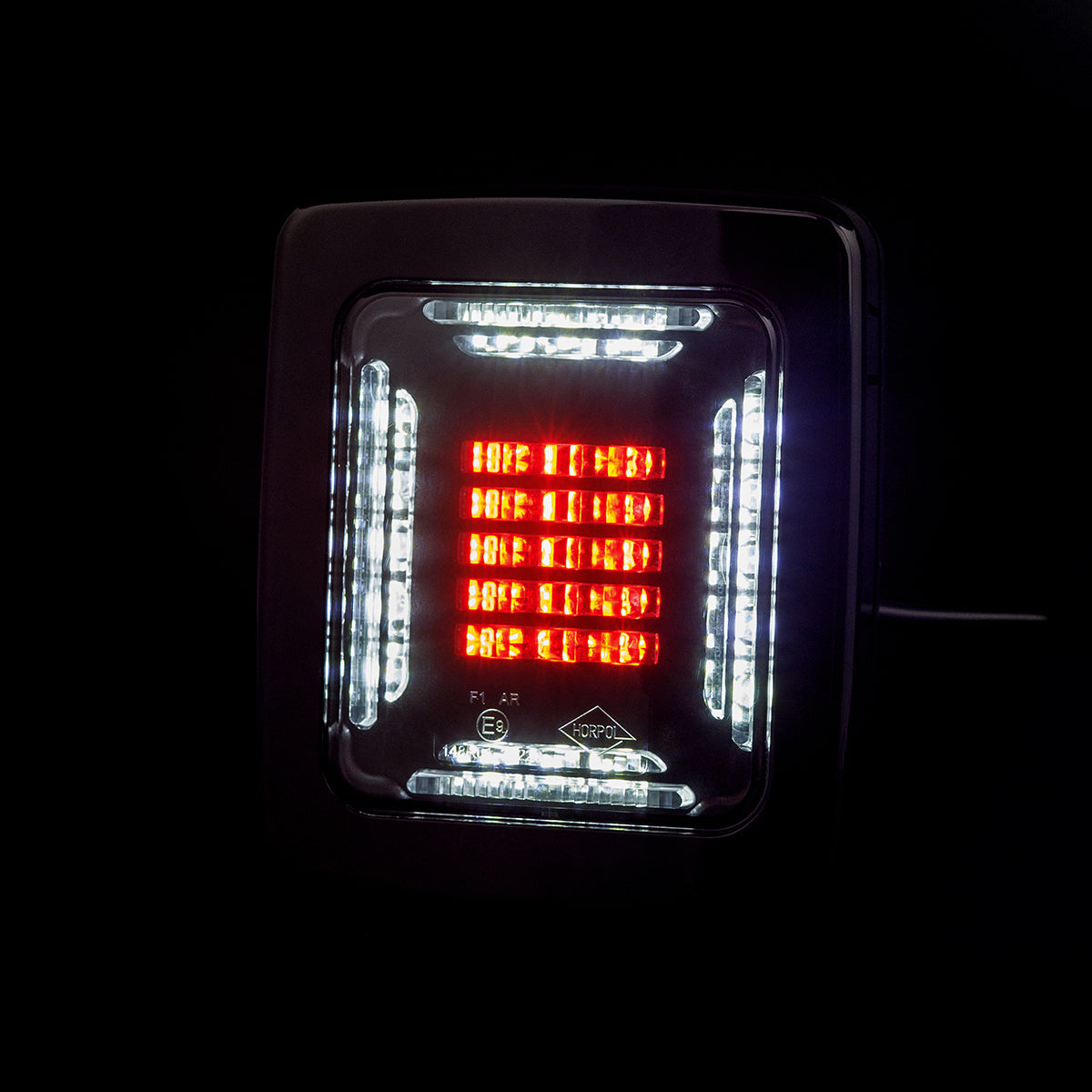 HORPOL LED Rückleuchte CUBE LZD 2876 mit schwarzem Rahmen – 12/24V Rückfahr- & Nebelschlussleuchte
