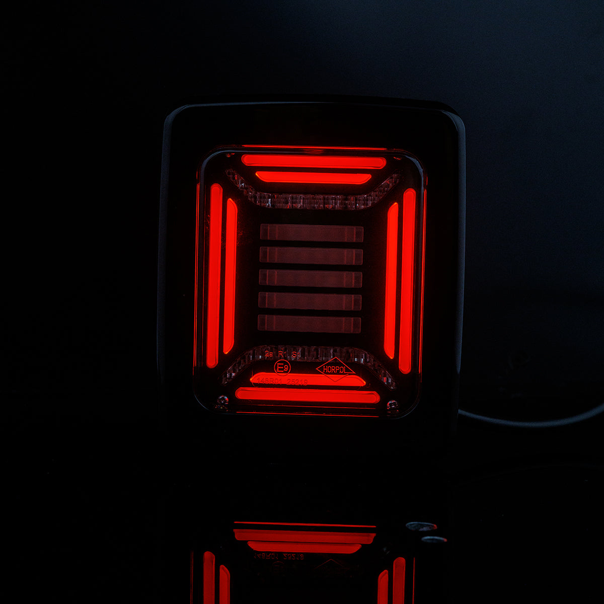 HORPOL LED Rückleuchte CUBE LZD 2877 mit schwarzem Rahmen – 12/24V Multifunktions-Heckleuchte