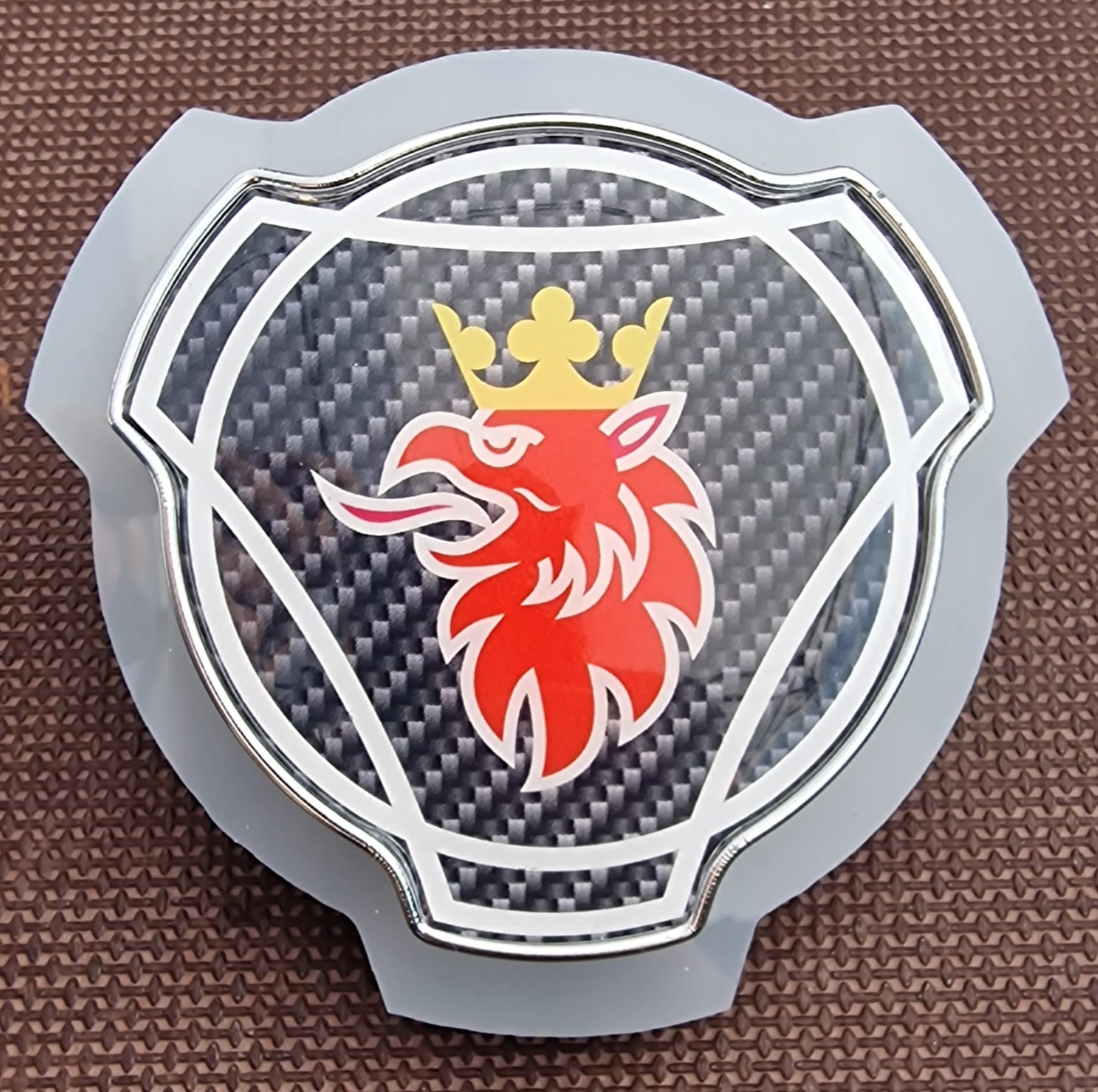 Scania grill emblem illuminated (orange or white)
