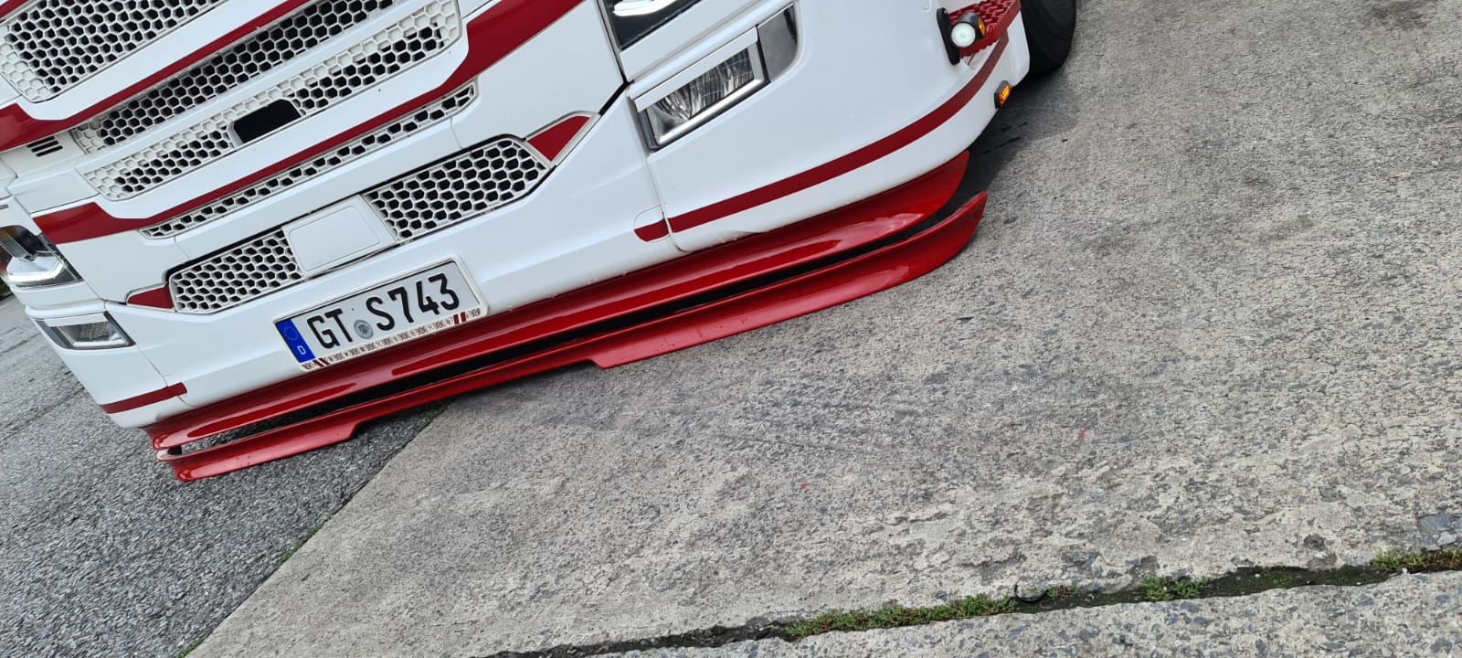 DAF front spoiler "small lip" for XF106 (with cutout)