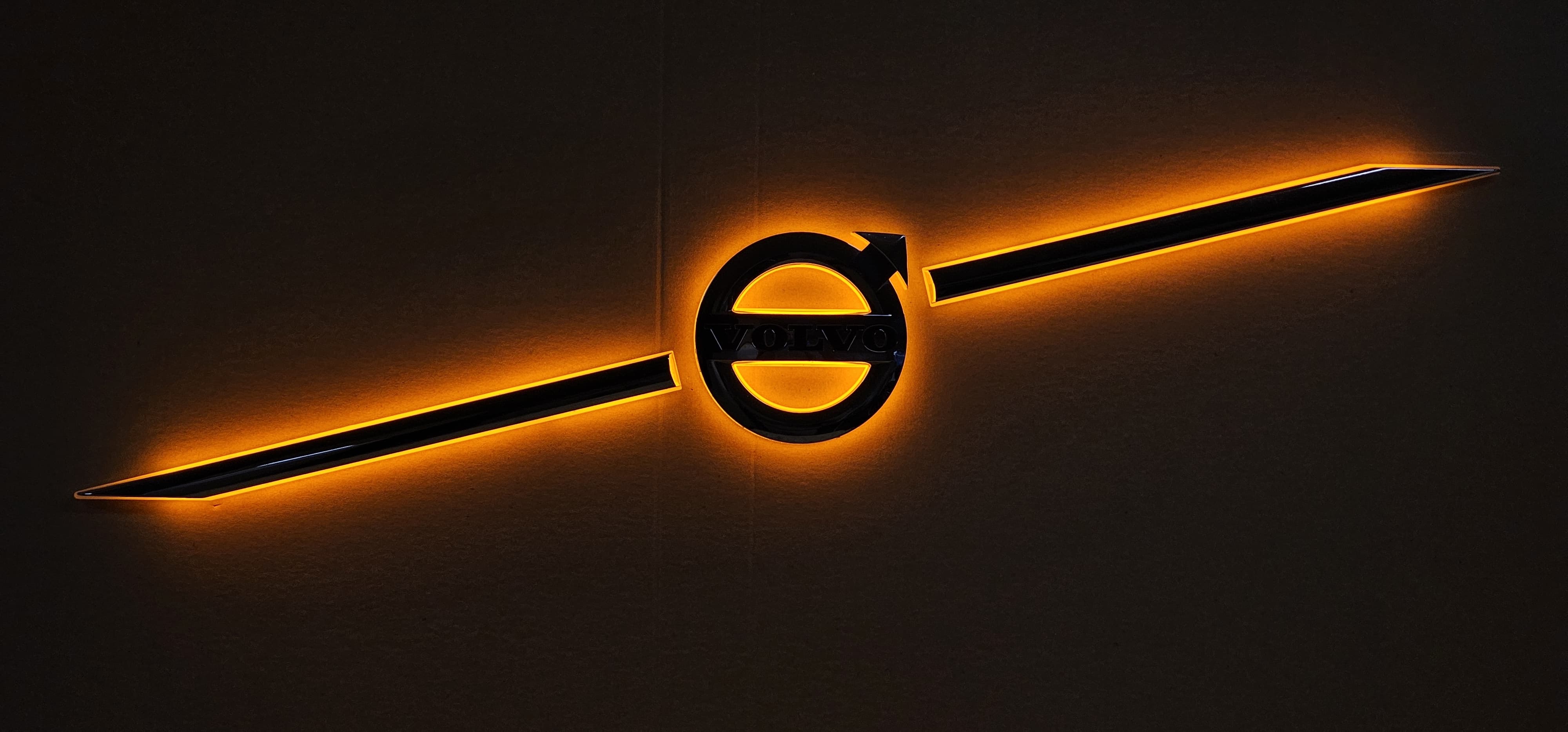 Vovlo Logo beleuchtet (orange oder weiß)