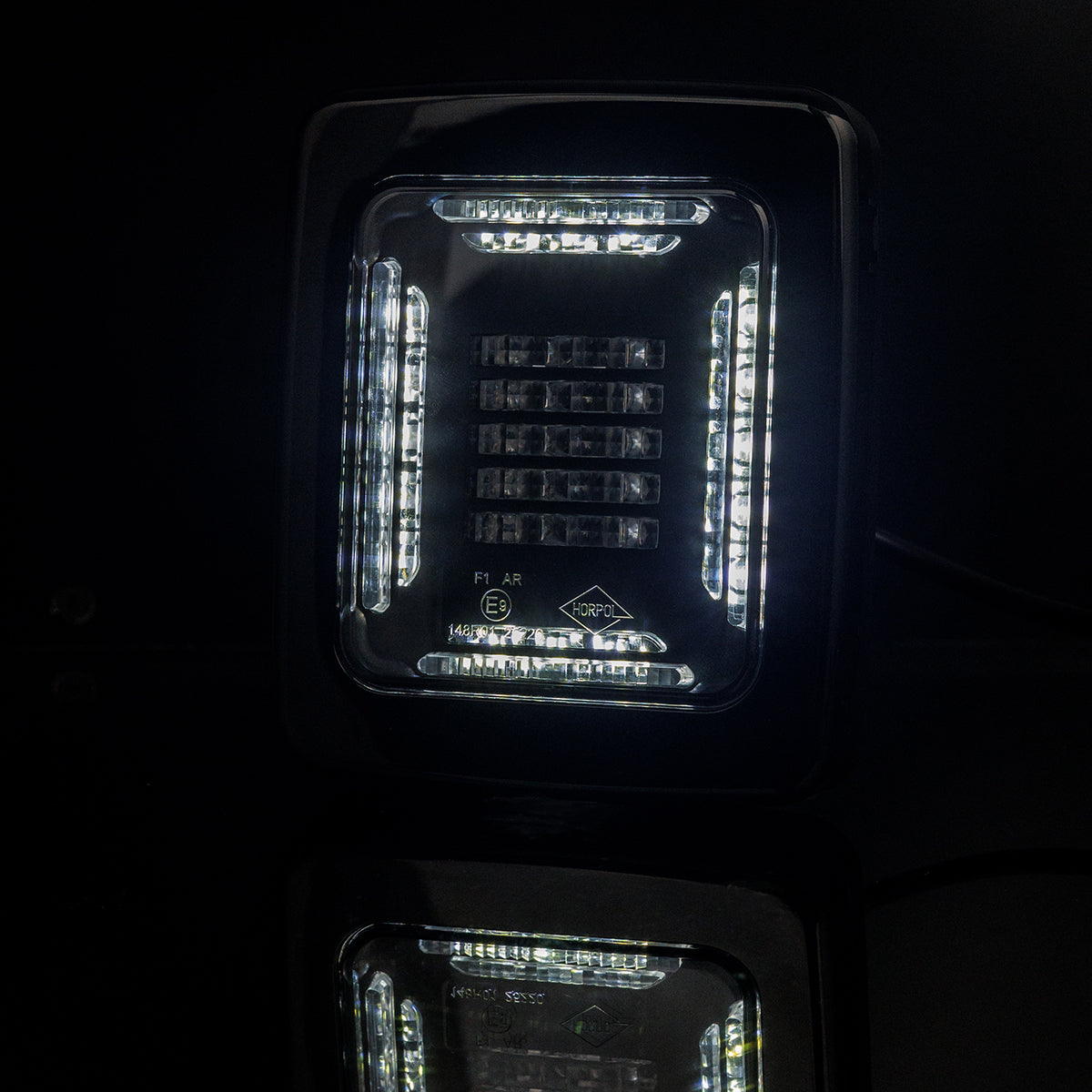 HORPOL LED Rückleuchte CUBE LZD 2876 mit schwarzem Rahmen – 12/24V Rückfahr- & Nebelschlussleuchte