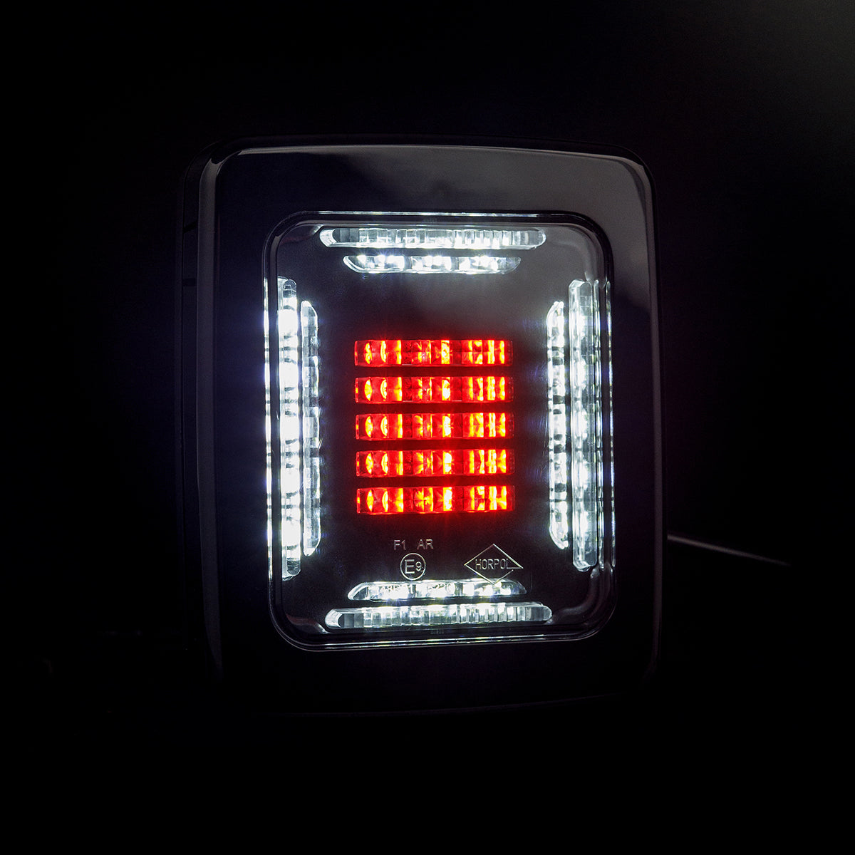 HORPOL LED Rückleuchte CUBE LZD 2876 mit schwarzem Rahmen – 12/24V Rückfahr- & Nebelschlussleuchte