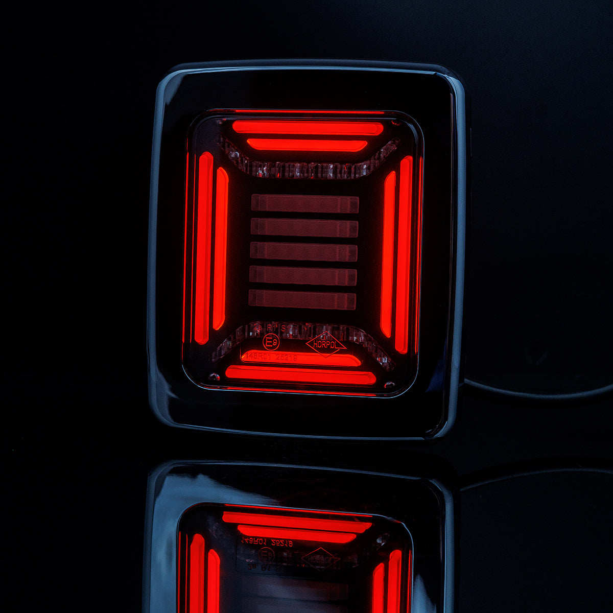 HORPOL LED Rückleuchte CUBE LZD 2880 mit metallisiertem Rahmen – 12/24V Multifunktions-Heckleuchte